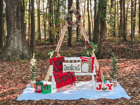 Christmas Mini Sessions Outdoor, Christmas Tree Farm Pictures, Outdoor Christmas Photos, Christmas Mini Shoot, Christmas Tree Farm Photos, Christmas Arch, Christmas Family Photoshoot, Photo Backdrop Christmas, Christmas Photo Props