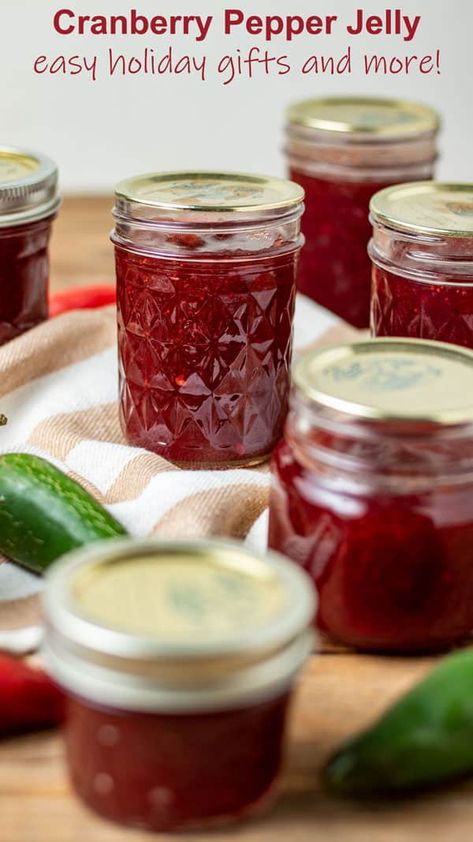 Cranberry Pepper Jelly Recipe, Cranberry Pepper Jelly, Spicy Jelly, Jalapeno Jelly Recipes, Cranberry Jalapeño, Pepper Jam, Pepper Jelly Recipes, Cranberry Jelly, Jalapeno Jelly