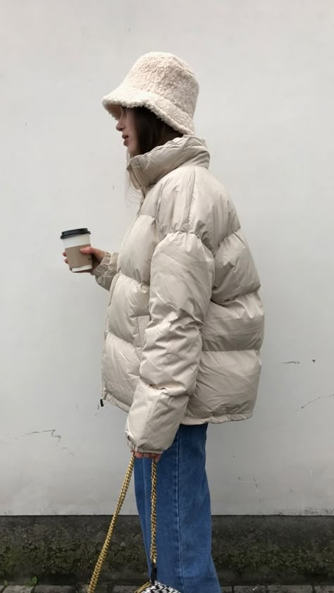 Cream Puffer Outfit, White Puff Jacket Outfit, White Winter Coat Outfit, Cream Puffer Jacket Outfit, Puff Jacket Outfit, White Puffer Jacket Outfit, Japan Ootd, Cream Puffer Jacket, Puffer Outfit