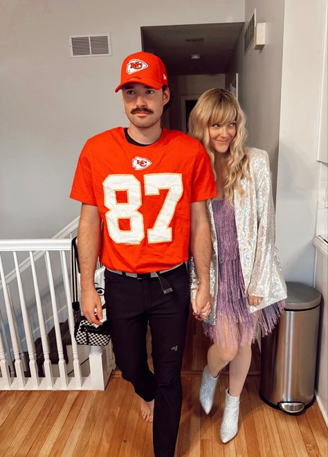 Travis Kelce Costume, Taylor And Travis Costume, Eras Tour Outfits Couples, Taylor Swift And Travis Kelce Costume, Eras Tour Boyfriend Outfits, Duo Ideas, Taylor Swift Boyfriends, Halloween Duo, Taylor Swift Costume