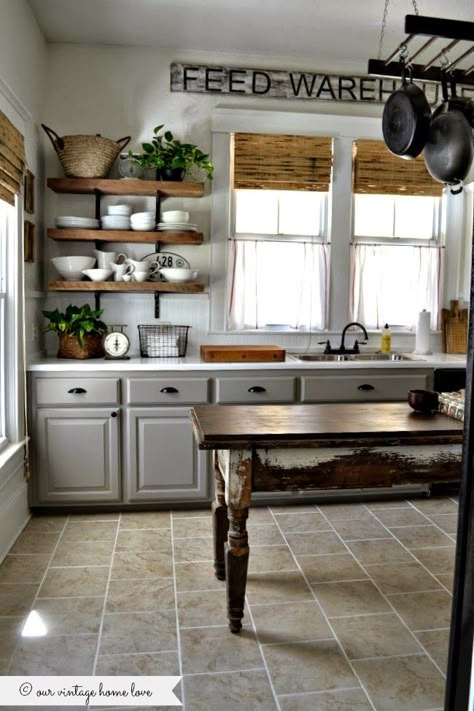 Farmhouse Kitchen Inspiration - 10 Kitchens that have Fixer Upper style Farmhouse Kitchen Cupboard Ideas, Anne Sloan, Dapur Rustic, Old Farmhouse Kitchen, Lower Cabinets, Koti Diy, Kitchen Updates, Painted Kitchen Cabinets Colors, Linen Cabinets