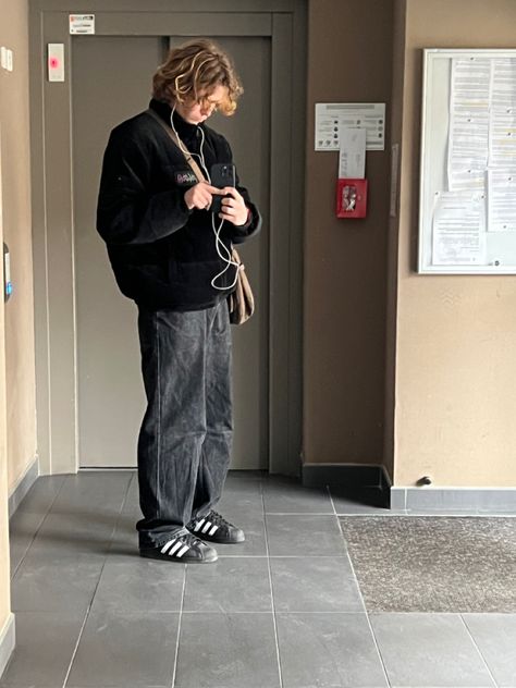 Superstar Black Outfit, Adidas Superstar Outfit Men, Black Adidas Superstar Outfit, Adidas Superstar Outfit, Superstar Outfit, Adidas Superstar Black, Black Outfit Men, Samba Outfit, Street Outfits