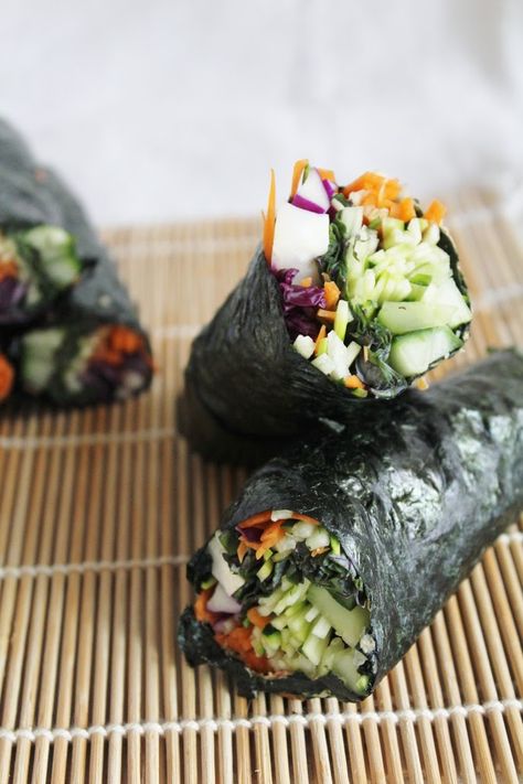 This Rawsome Vegan Life: raw nori wraps with red cabbage, cucumber, carrots, zucchini & spicy dipping sauce Nori Wraps, Nori Wrap, Spicy Dipping Sauce, Alkaline Foods, Raw Vegan Recipes, Idee Pasto Sano, Red Cabbage, Sushi Rolls, Vegan Life