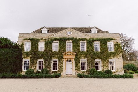 Old English Manor, Old Manor House, Cotswold House, Winter Romance, Classical House, English Manor Houses, British Architecture, Old Manor, Georgian Architecture