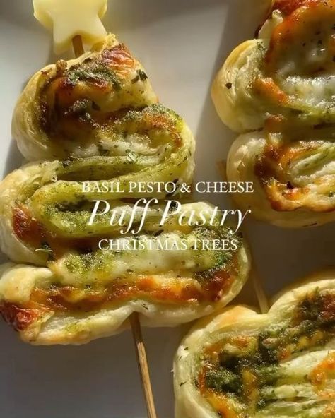 Pastry Christmas, Butter Puff Pastry, Puff Pastry Appetizers, Pesto Cheese, Puff Pastry Filling, Puff Pastries, Cheese Puff, Christmas Tree Shape, Cheese Puff Pastry