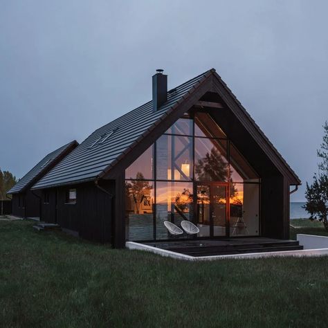 10 black cabins in remote places around the world Black Cabins, Black Cabin, Plan Chalet, Remote Places, Geodesic Dome Homes, Wooden Facade, Haus Am See, Modern Barn House, Casas Coloniales