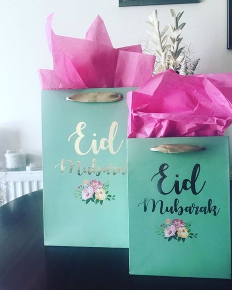 Idées cadeaux pour l’Aïd - Gazellemag Nous voilà déjà à mi-parcours du mois sacré et l’Aïd-el-fitr approche à grands pas. Il est temps de penser à ce que vous allez offrir à vos proches pour fêter la fin du mois de Ramadan ! Eid Preparation, Eid Gift Bags, Aid El Fitr, Decoraciones Ramadan, Eid Celebrations, Eid Ideas, Ramadan Party, Eid Favours, Eid Mubarak Decoration