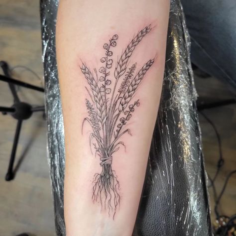 Simple yet elegant, a wheat bouquet tattoo by @thistlekae to commemorate prairie roots. Each stem tells a story of resilience and simplicity, beautifully inked. 🌾✨⁠ Wheat Bundle Tattoo, Delicate Wheat Tattoo, Traditional Wheat Tattoo, Wheat Flower Tattoo, Grain Of Wheat Tattoo, Prairie Grass Tattoo, Wheat Grass Tattoo, Tumbleweed Tattoo, Flowers With Roots Tattoo