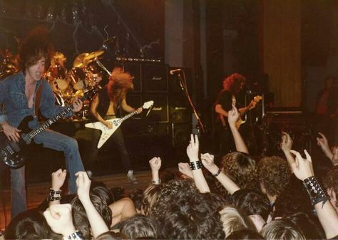 Metallica 1984 in Europe for tge Ride the Lightning Tour... James Hetfield Guitar, Metallica Albums, Metallica Live, Metallica Concert, Sweat Lodge, Cliff Burton, Ride The Lightning, Dave Mustaine, Concert Aesthetic