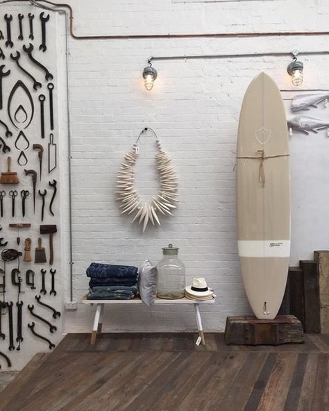 25 Cool Ways To Store And Display Your Surfboards | Home Design And Interior Style Californien, Boots Football, Surf Room, Style Surf, Surfboard Decor, Girls Football, Beach Styles, Interior Minimalista, Surf House