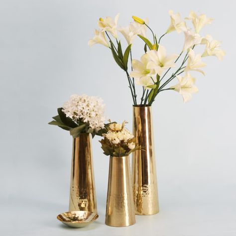 Room Plants Decor, Offering Table, Living Room Plants Decor, Wedding Gift Items, Room Plants, Living Room Plants, Flower Vase Arrangements, Flower Pots Outdoor, Brass Vase