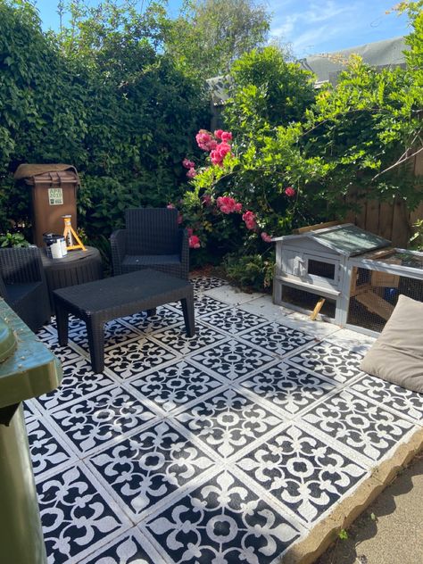 Black Wicker Furniture, Pavers Design, Black And White Floor, Paint Concrete Patio, Ideas Terraza, Stencil Concrete, Plain Tiles, Tile Stencils, Diy Stencil