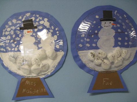 This project is from Ellsworth Elementary. The students created snow globes with a blue paper background painted with snow and a snowman, a brown piece of paper for the base under the globe and then a clear plate glued over the top for a glass globe effect! Winter Craft Projects, Projects For Elementary Students, Snow Globe Crafts, Globe Crafts, Winter Art Projects, Globe Art, Christmas Crafts For Kids To Make, Diy Crafts For Adults, Winter Craft