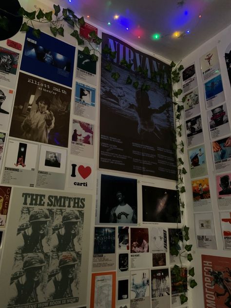 Poster Wall Ideas Aesthetic Grunge, Britpop Bedroom, Room Full Of Posters, 90s Room Ideas, Rock Bedroom Ideas, Poster Room Ideas, Room Ideas Aesthetic Grunge, Grunge Room Ideas, Rock Room