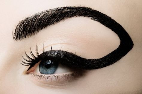 weird.. Carsten Witte, Eyeliner For Beginners, Perfect Eyeliner, Glamorous Makeup, How To Apply Eyeliner, Best Lashes, Fake Lashes, Fantasy Makeup, Fake Eyelashes