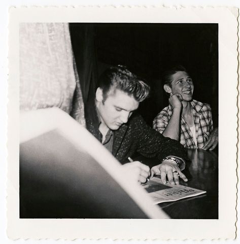 9 Rarely Seen Vintage Photos of Elvis Presley | Reader's Digest Canada Elvis Polaroid, Signing Autographs, Unseen Images, Young Elvis, Photos Of Prince, Lakeland Florida, Burning Love, The Boy Next Door, Becoming A Father