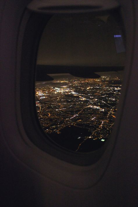 Hublot Avion, Photo Avion, Airplane Window View, Lights At Night, Plane Window, City Lights At Night, Airplane Photography, Fotografi Kota, Airplane Window