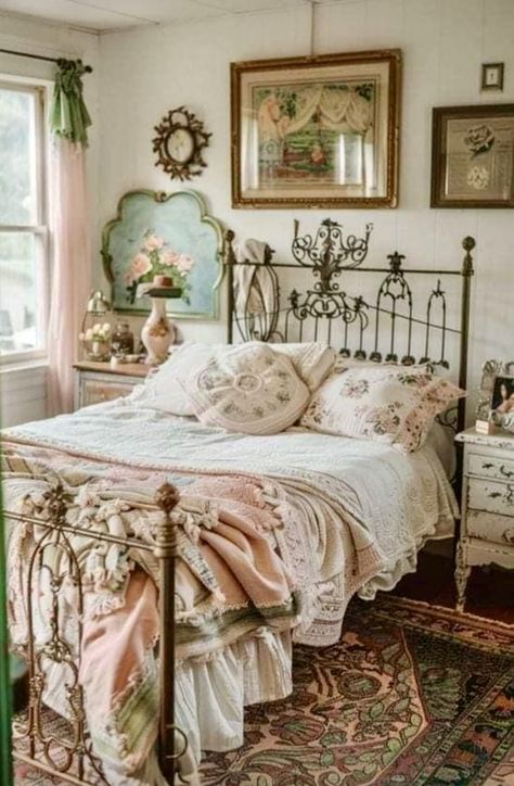 Faded Glamour, Pastel Inspiration, Fall Bedroom Ideas, Vintage Bedroom Ideas, Cottagecore Bedroom, Iron Beds, Vintage Bedroom Decor, Cozy Fall Bedroom, Bedroom Ideas Inspiration