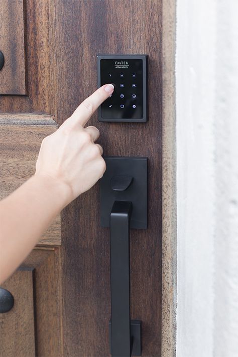 EMPowered Smart Lock paired with the Baden Tubular Entry Set in Flat Black finish from Emtek. Front Door Smart Lock, Smart Door Lock Design, Smart Lock Front Door, Digital Lock, Smart Door, Smart Door Locks, Front Door Locks, Front Door Handles, Smart Home Design