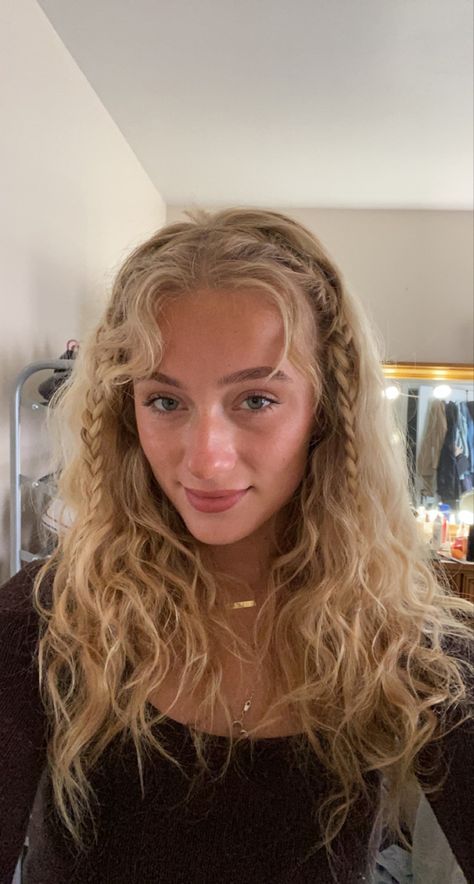 Layers Medium Curly Hair, Blonde Hair Inspo For Curly Hair, Beachy Hairstyles Medium, Braids In Wavy Hair, Cute Easy Hairstyles For Wavy Hair, Curly Blonde Hair Styles, Naturally Wavy Hair Hairstyles, Natural Hairstyles For Wavy Hair, Hair Styles For Natural Wavy Hair