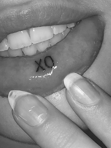 Lip Tattoo Cute Lip Tattoos For Women, Lip Tats, Inside Lip Tattoos, Ldr Tattoo, Tattoos Lips, Inner Lip Tattoo, Xo Tattoo, Far Tattoo, Small Finger Tattoos