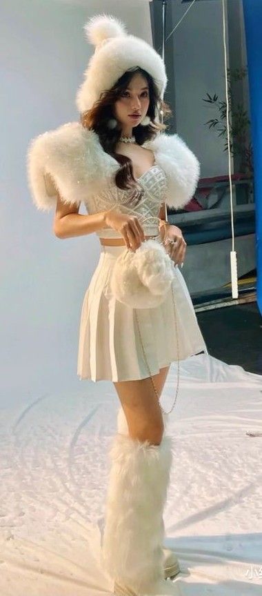 Snow Outfit Photoshoot, Hot And Cold Outfits, Fur Runway Fashion, White Fur Coat Aesthetic, Snow Queen Photoshoot, Snow Party Outfit, Ice Princess Outfit, Winter Wonderland Party Outfit, White Fur Outfit