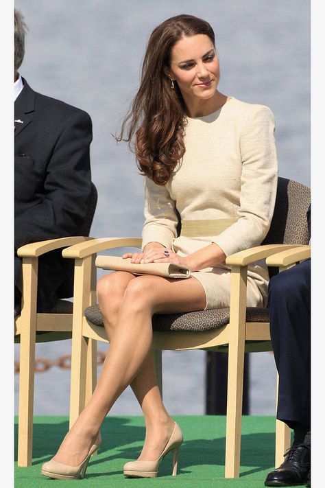 Kate Middleton's Mini Skirt - The Queen Objects to the Length of Kate's Skirt - ELLE Kate Middleton Skirt, Vévodkyně Kate, Kate Middleton Legs, Düşes Kate, Princesse Kate Middleton, Underneath Hair, Kate Middleton Pictures, Kate And Pippa, Kate Middleton Photos