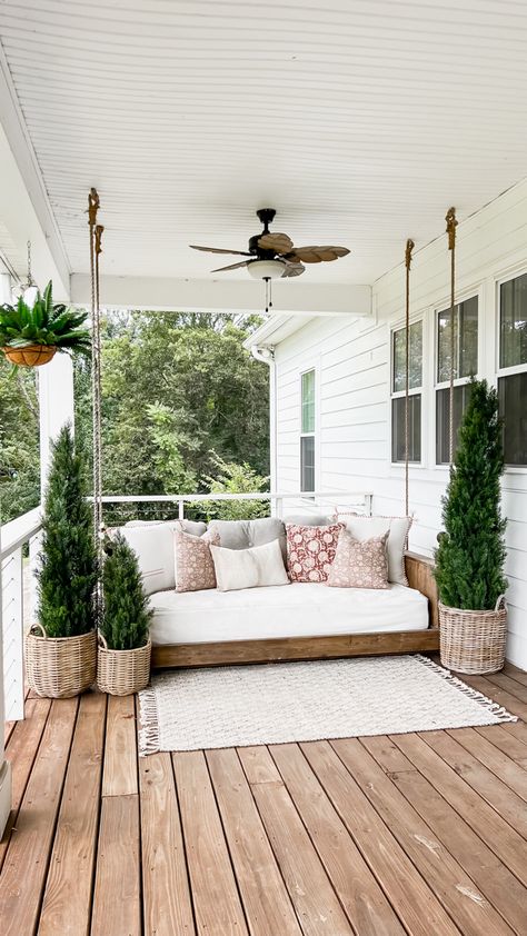 Outside Hanging Plants Front Porches, Front Porch Southern, Front Porch Swing Ideas, Southern Porch Decor, Porch Furniture Layout, Southern Front Porch, Dream Porch, Porch Bed, Front Porch Flowers