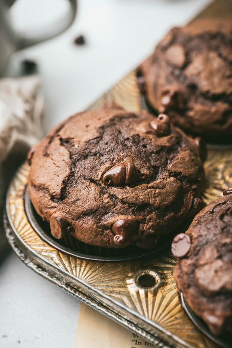 Coffee Shop Muffins, Best Chocolate Muffin Recipe, Jumbo Chocolate Muffins, Giant Muffins Recipe, Big Muffins Recipe, Large Bakery Style Muffins, Bakery Style Chocolate Muffins, Bakery Style Muffins Jumbo, Jumbo Chocolate Chip Muffins