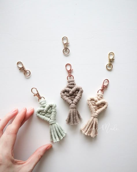 Handmade Car Charms, Macrame Cute Things, Valentines Day Macrame Ideas, Macrame Keyring Pattern, Macrame Small Gifts, Valentine Macrame Diy, Cool Macrame Ideas, Macrame Heart Keychain Tutorial, Simple Macrame Projects