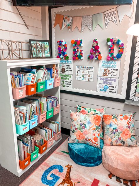 Cute Classroom library Small Classroom Library Set Up, Small Classroom Library, Small Classroom, Cute Classroom, Class Library, Classroom Library, Classroom Setup, Corner Bookcase, Bookcase