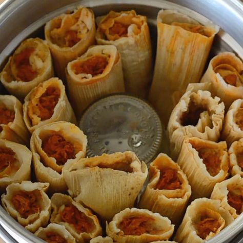 Traditional New Mexican Tamales - Los Foodies Magazine Mexican Holiday Recipes, Red Chile Pork, Making Tamales, Make Tamales, Mexican Tamales, Cooking Pork Roast, Perfect Video, Corn Husks, Pork Broth