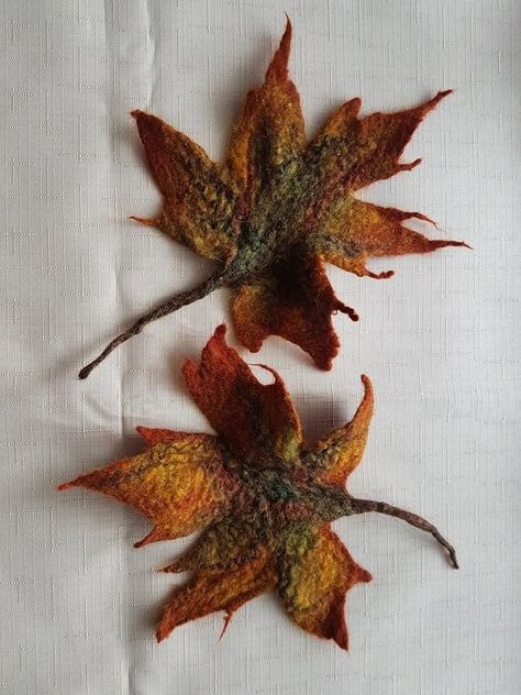 Needle Felted Leaves, Felted Leaves, Halloween Felt Crafts, Felted Brooches, Felted Flowers, Felted Jewelry, Needle Felting Ideas, Wool Felt Projects, Felted Wool Crafts