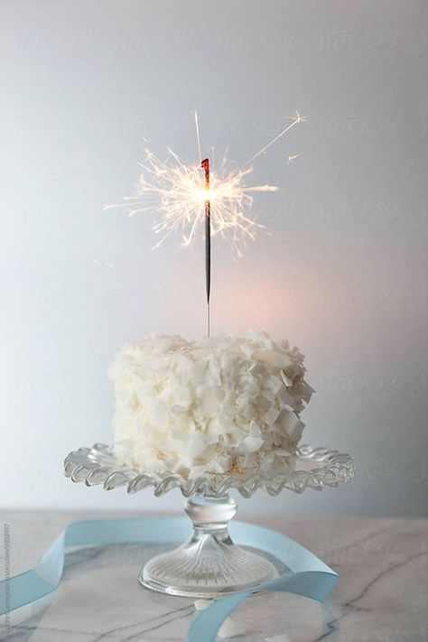 White Bday Cake, White Birthday Cake Ideas, Cake With Sparklers, Red Velvet Cake Recipe Easy, Birthday Cake Sparklers, White Birthday Cake, Cake Sparklers, Sparkling Candle, White Birthday Cakes