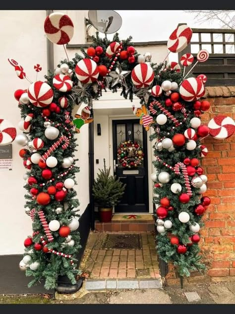 Door Decoration Ideas, Joy Decorations, Christmas Booth, Christmas Decor Trends, Christmas Front Door, Christmas Party Themes, Porch Christmas Decor, Christmas Front Doors, Yard Decorations