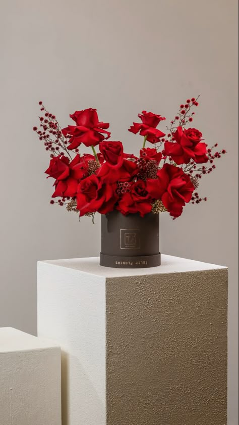 Red Fall Flower Arrangements, Flower Arrangements For Valentines Day, Valentines Bouquet Ideas, Valentines Flowers Bouquet, Valentines Day Floral Arrangements, Red Floral Arrangements, Valentine Arrangements, Roses Centerpieces, Red Roses Centerpieces