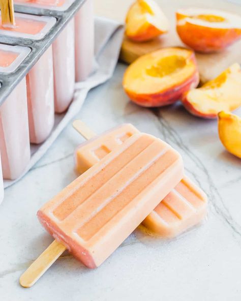 Creamy peach popsicles made with just 5 ingredients are the perfect way to celebrate fresh summer fruit. This recipe is dairy-free too! Peach Yogurt Popsicles, Protein Popsicles, Raspberry Popsicles, Peach Popsicles, Donut Peach, Banana Cookie Recipe, Healthy Late Night Snacks, Histamine Diet, Banana Nice Cream