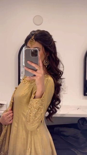 Wedding Hairstyles Mehndi, Mehndi Hairstyles For Short Hair, Pakistani Bridesmaid Hairstyles, Desi Bridesmaids Hairstyles, Mehndi Guest Hairstyle, Mendhi Hairstyles Bridesmaid, Arabic Hairstyles Brides, Desi Outfit Hairstyles, Mehndi Hairstyles Pakistani Bridesmaid