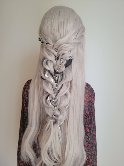 Video in link 💀 Long White Hair Hairstyles, Midevil Hairstyles, Braided White Hair, White Hair Braids, White Braided Hair, Royal Hairstyle, Hairstyle Scarf, Fantasy Hairstyles, Targaryen Hair