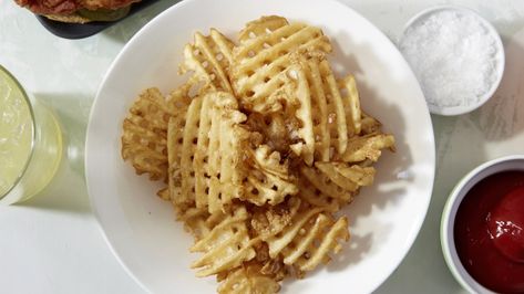 Copycat Chick-Fil-A Waffle Fries Recipe - Genius Kitchen Fries Recipe Air Fryer, Waffle Fries Recipe, Chick Fil A Recipe Copycat, Chick Fil A Chicken Nuggets, Chick Fil A Recipe, Recipe Air Fryer, Copycat Chick Fil A, Making French Fries, Waffle Fries