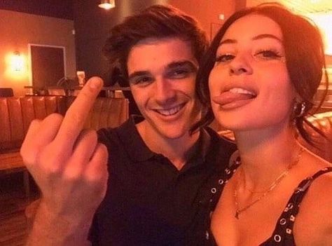 • 𝐞𝐮𝐩𝐡𝐨𝐫𝐢𝐚 • on Instagram: “🖕🏻🖕🖕🏼🖕🏽🖕🏾🖕🏿” Alexa Demie, Jacob Elordi, Movies And Series, Wall E, Fav Celebs, Series Movies, Hunger Games, Serie Tv, Couple Goals