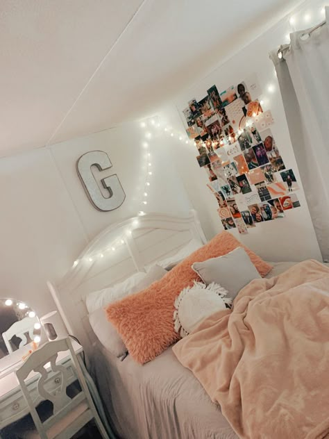 Preppy Teenage Bedroom, Cute Bedding For Teens Simple, Bedroom Inspirations Teenage Preppy, Small Preppy Room Ideas, Vsco Room Decor, Athstetic Bedrooms For Teens, Vsco Bedroom, Basic White Girl Room, Boho Preppy Bedroom