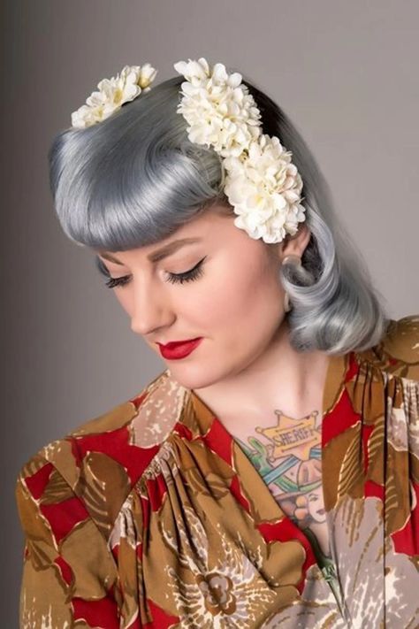 1940s Vintage Hairstyle & Hair Flower Inspiration: White Delphinium Clip Hair Flower. #Hairstyle #vintagehair #Rockabilly #pinup #vintagehairstyle #hairflower #hairaccessory #1940s #1940sHair #vintagehair #silverhair #silver Pinup Inspiration, White Delphinium, Cabelo Pin Up, 40s Hairstyles, 1950s Hairstyles, 50s Hairstyles, 1940s Hairstyles, Rockabilly Hair, Hair Flowers