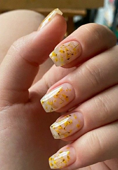 Real Flowers In Nails, Real Flowers Nails, Pressed Flower Nail Art, Nails With Real Flowers, Real Flower Nails, Nail Branding, Witchy Nails, Grad Ideas, Dry Nails