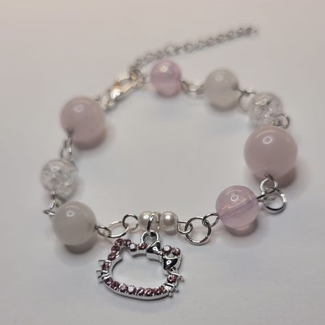 Bead Bracelet Ideas Aesthetic, Hello Kitty Charm Bracelet, Sanrio Inspired Bracelet, Bracelet Hello Kitty, Hello Kitty Bracelets Jewelry, Bracelet Ideas Aesthetic, Glass Bead Bracelet Ideas, Hello Kitty Handmade Necklace, Hello Kitty Bracelet