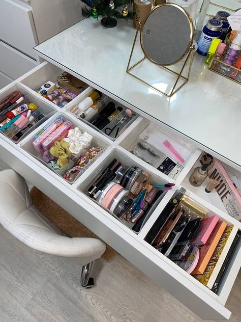 Make Up Desk Set Up, Makeup Organization Aesthetic, Makeup Vanity Organization, Rangement Makeup, Room Organization Bedroom, Room Organisation, White Room Decor, Beauty Room Decor, Dekorasi Kamar Tidur