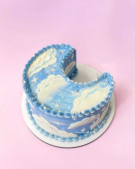 Crescent Cake Decoration, Moon Smash Cake, Kanha Birthday, Moon Shaped Cake, Moon Cake Design, Crescent Moon Cake, Astrology Cake, Moon Birthday Cake, Moon Baby Shower Cake