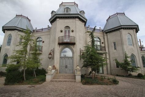 There's A Castle In New Mexico That's Also A Turquoise Museum And It's A Gem-Lovers Happy Place New Mexico History, Travel New Mexico, Usa Places To Visit, Museum Cafe, 2023 Travel, Usa Destinations, Mexico History, Exquisite Gardens, Tar Heel