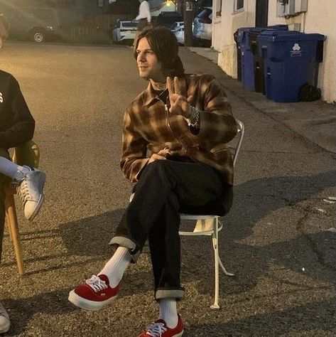 Outfit Vintage Pria, Red Vans Outfit Men, Vans Outfit Men Street Styles, Docmart Style Men, Vans Outfit Men, Jesse Rutherford, Vans Outfit, Mens Trendy Outfits, Street Style Outfits Men