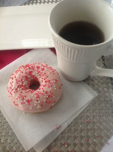 Glaze Frosting, Donut And Coffee, Yummy Donuts, Strawberry Donut, Baked Donut, Donut Pan, Streusel Coffee Cake, Glazed Donuts, Shugary Sweets